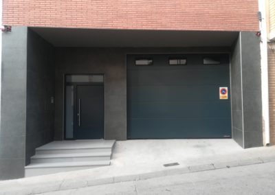 Puerta seccional para comunidad de vecinos